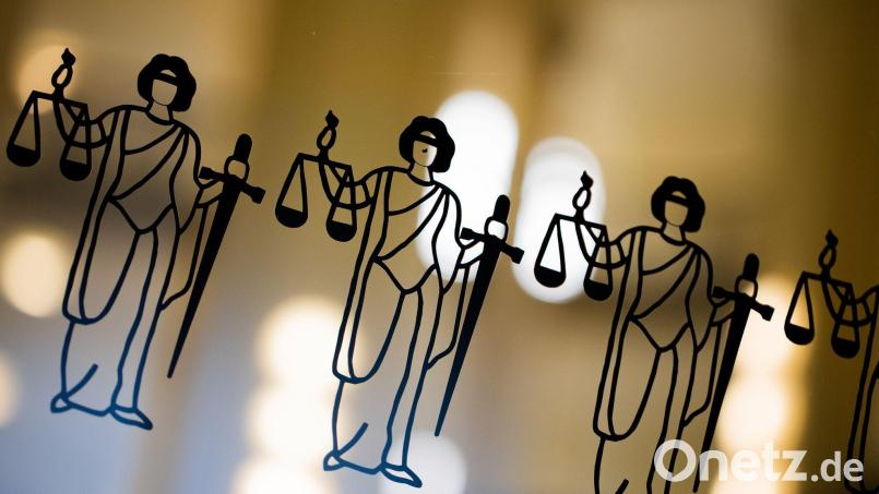 Die Justitia ist an einer Scheibe am Eingang zum Oberlandesgericht zu sehen. Bild: Rolf Vennenbernd/dpa/Symbolbild