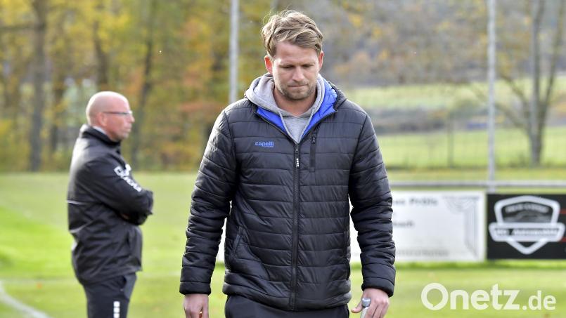 Das Gebenbacher Trainerduo Kai Hempel (vorne) und Markus Kipry hat für die Vorbereitung zwei dicke Testspiel-Brocken ausgewählt. Archivbild: Hubert Ziegler