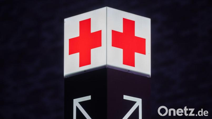 Ein Pfeil weist den Weg zur Notaufnahme eines Krankenhauses. Bild: Julian Stratenschulte/dpa/Symbolbild