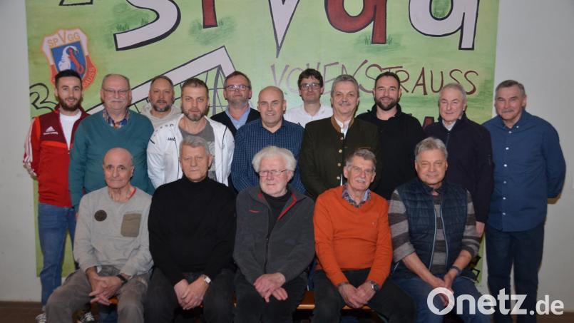 Ehrenspielführer Josef (Bepp) Werner (sitzend, Zweiter von links) plauderte aus dem Fußballer-Nähkästchen. Der ehemalige Kreis- und Stadtrat Hans Wittmann (sitzend, Dritter von links) hält seit einem halben Jahrhundert treu zur Spielvereinigung. Den langjährigen Mitgliedern zollte die Vorstandschaft Respekt. Bild: dob