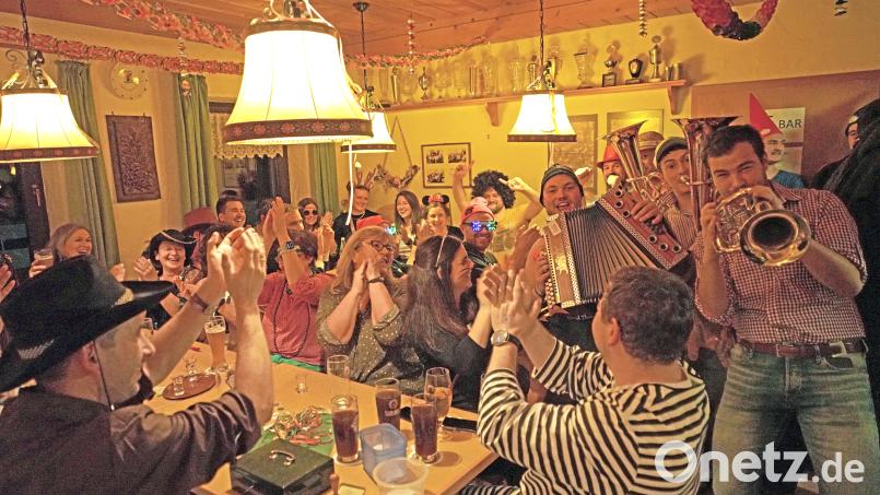 Ein Knaller der fünften Jahreszeit ist der Feuerwehr-Hausfasching mit den &quot;Hulzstoussboum&quot; beim Wirtsheiner in Spielberg. Bild: fvo