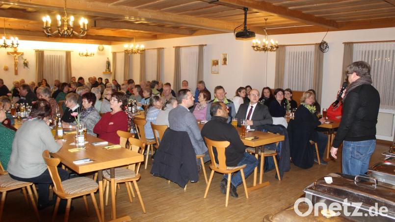 Pfarrgemeinderatssprecher Sebastian Wolf begrüßte die Gäste. Bild: soj