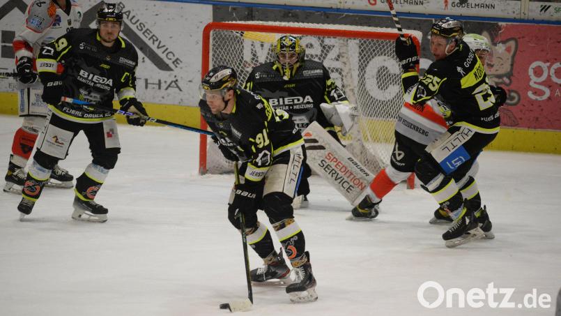 Der ERSC Amberg (schwarze Trikots) muss sich über die Pre-Play-offs fürs Play-off-Viertelfinale in der Eishockey-Bayernliga qualifizieren. Archivbild: Andreas Brückmann