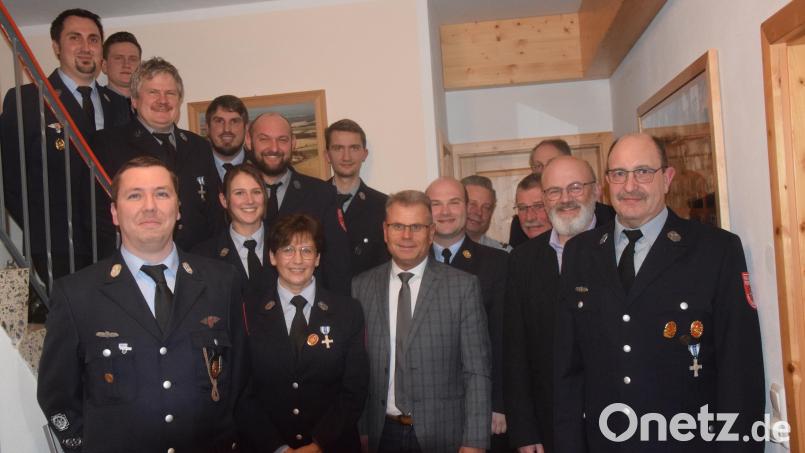 Gregor Neumeier (links) als Kommandant und Josef Ernsberger (rechts) als Vorsitzender stehen weiter an der Spitze der Feuerwehr, die neben ihrem Schutzauftrag auch das Dorfleben prägt. Bild: fz