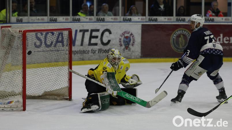 Tomas Rubes schießt zum 1:0 für die Blue Devils ein. Bild: Tobias Neubert