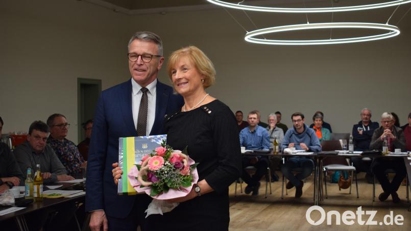 Gabriele Landgraf ist Nachrückerin für den ausgeschiedenen Huberth Rosner im Stadtrat Tirschenreuth. Bürgermeister Franz Stahl überreichte nach der Vereidigung Blumen und die Tirschenreuther Chronik. Bild: szl