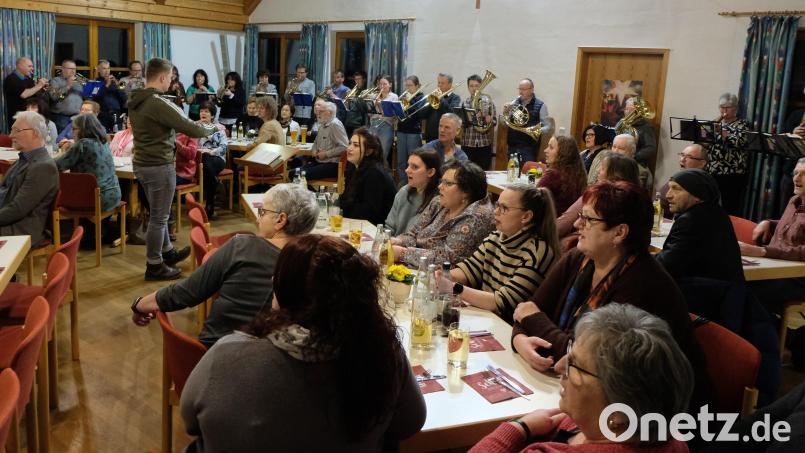 Der Mitarbeiter-Dankabend mit Andacht der evangelischen Kirchengemeinde St. Johannes Baptista am Freitag im Gemeindehaus erfreute sich eines guten Zuspruchs und setzte ein Zeichen großen Miteinanders. Für die musikalische Gestaltung sorgte der Posaunenchor unter Leitung von David Meierhöfer. Bild: le