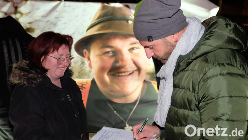 Mit Unterschriftenaktionen, wie am Samstagabend vor der Stadthalle in Grafenwöhr, wollen Landwirte und anderer Berufsgruppen Politiker in die Pflicht nehmen, sich für ihre Forderungen einzusetzen. In den Unterschriftslisten und auf der Plakatwand des &quot;Addnfahrers&quot; verewigten sich zahlreiche Besucher des Comedians. Bild: do