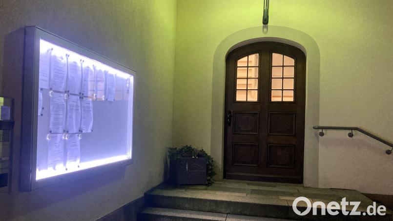 Die Anschlagtafel am Eingang zum Kemnather Rathaus verliert ihren offiziellen Charakter: Künftig ist die digitale Bekanntmachung auf der Homepage der Kommune entscheidend. Bild: stg