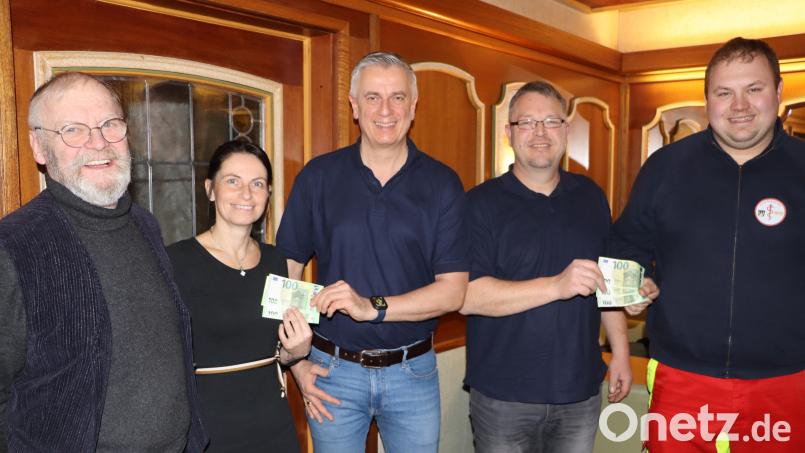 Spendenübergabe mit (von links) RK-Vorsitzendem Reiner Heldrich, Sonja Winter, Markus Häckl, Michael Schuster und SRK-Vorsitzendem Manfred Rupprecht. Bild: gru