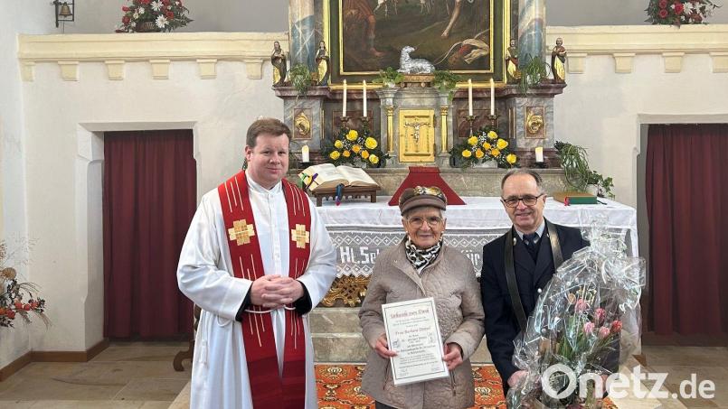 Stadtpfarrer Thomas Kraus und Kirchenverwaltungsmitglied Joseph Mauerer dankten Mesnerin Barbara Dötterl für 30 Jahre Dienst in der Schönreuther Sebastianskirche. Bild: Pfarramt Kemnath/exb