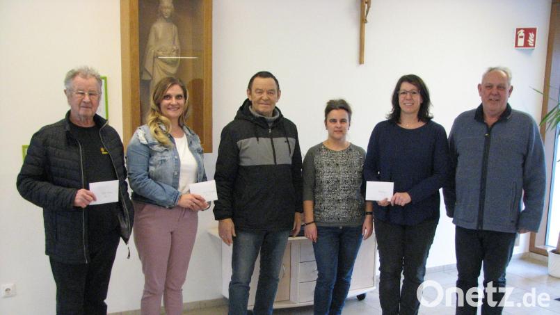 Über den Geldsegen der Kolping-Vorsitzenden Georg Seiser und Georg Schlehuber (rechts und Dritter von links) freuen sich Engelbert Mayer, Tiffany Kindl, Silke Sommer und Doris Weigl (von links). Bild: knh