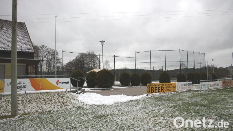 Die Erneuerung des Hartplatzes und ein stufenfreier Zugang zum Sportheim stehen an vorderster Stelle im Plan für eine Modernisierung der Trabitzer Sportanlage. Bild: bjp