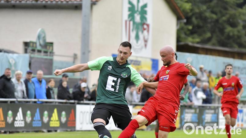 Martin Popp (links) brachte die DJK Ammerthal im Testspiel gegen den SC Großschwarzenlohe in Führung. Archivbild: Hubert Ziegler