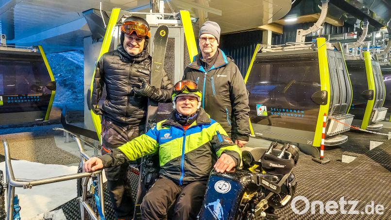Ski-Rennfahrer Gerd Schönfelder und Ski-Lehrer Markus Vogel (von links) haben die neue Gondelbahn am Ochsenkopf auf Barrierefreiheit getestet. Sie haben Seilbahnbetreiber Andreas Schreyer bereits in der Bauphase beraten. Bild: Thomas Geißler