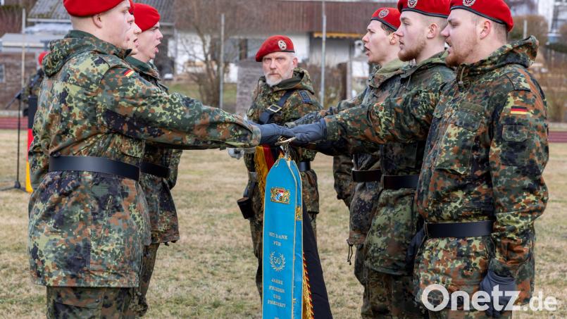 Zum Gelöbnis legen einige Soldaten stellvertretend für ihre Kameraden die Hand auf die Truppenfahne. Bild: hbe