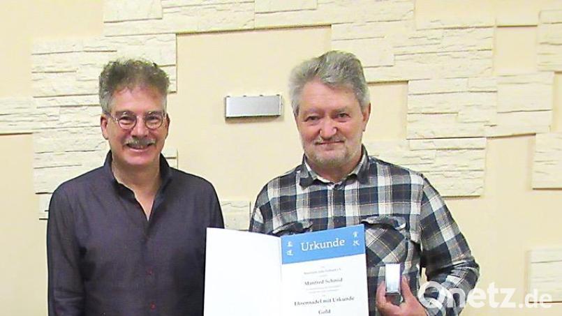 Bezirksvorsitzender Jörg Pfeil (links) überreichte Manfred Schmid (rechts) die goldene Ehrennadel für dessen außergewöhnlichen Leistungen für den Judo-Sport. Bild: Lothar Trager