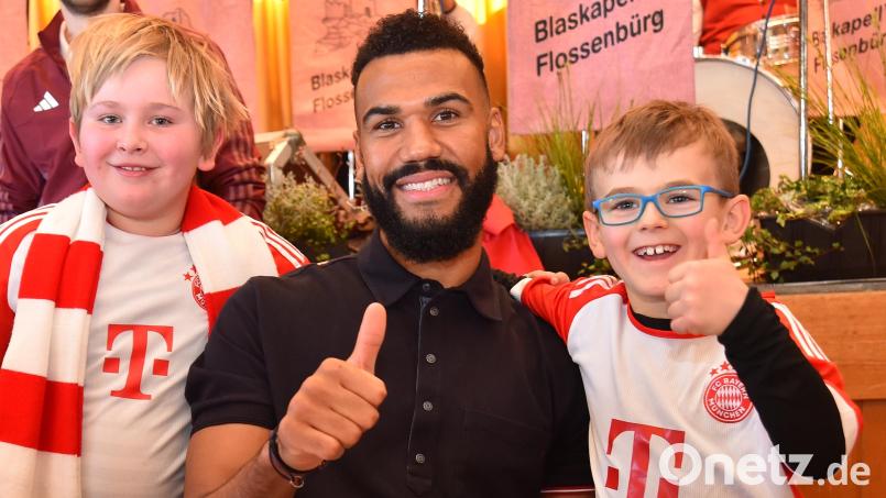 Daumen hoch für den FC Bayern: Eric Maxim Choupo-Moting und zwei seiner Fans. Bild: A. Schwarzmeier