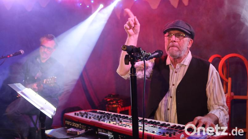 Die Geste mit dem erhobenen Zeigefinger täuschte. Charles M. Mailer wollte das Publikum keinesfalls belehren. Bild: Kunz