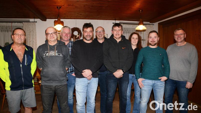 Den Fischereiverein Parkstein führen künftig Vorsitzender Roland Kneißl und, zweiter Vorsitzender Dieter Stöhr. Erster Kassier ist Christopher Sauer, zweiter Kassier Alexander Gleixner und Schriftführer Florian Winter (von links). Bürgermeister Reinhard Sollfrank (rechts) zeigt sich erfreut über die harmonisch verlaufenden Neuwahlen. Bild: bey