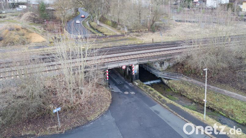 Eine Sanierung der Erzhausstraßen-Bahnbrücke und Anpassung ihrer lichten Breite und Höhe ist ein langgehegter Wunsch des Stadtrates. Wann sich die Bahn dazu entschließt und welche konkreten Möglichkeiten es für dieses Projekt gibt, ist allerdings weiterhin offen. Bild: Thilo Hierstetter