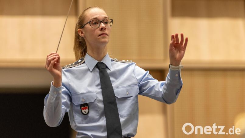 Lisa-Marie Holzschuh (26) aus Ebermannsdorf ist Kapellmeisterin bei der Bundeswehr. Bild: hbe
