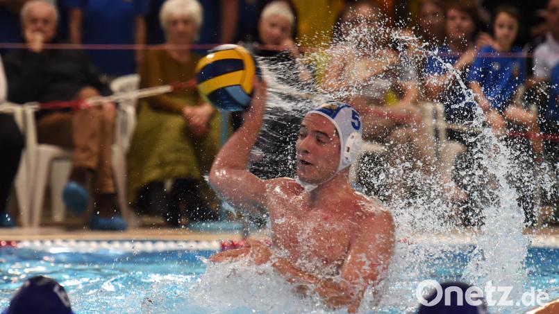 Thomas Kick und die Weidener Wasserballer feierten einen glanzlosen Heimsieg gegen Fulda. Bild: Büttner