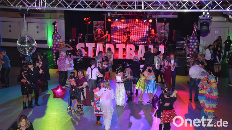 Die Besucher des Mitterteicher Stadtballs nutzten immer wieder gerne die Möglichkeit zum Tanzen, die Fläche vor der Band „Gipfelgaudi“ war stets gut gefüllt. Bild: jr