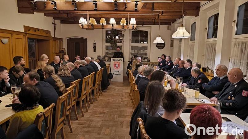 Zahlreiche Mitglieder sind bei der Jahreshauptversammlung der Feuerwehr Pressath anwesend und stimmen unter anderem über eine Satzungsänderung ab. Bild: jma