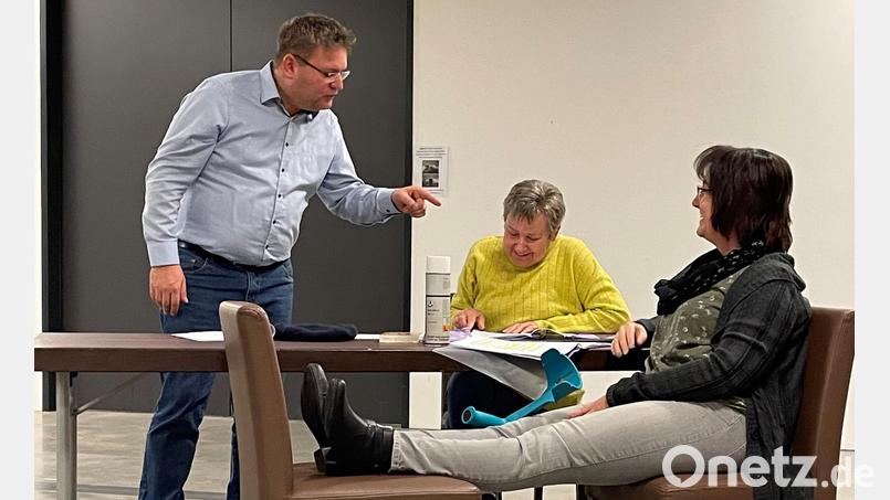 Was der Figur von Marina Beer (rechts) wohl passiert ist? Der Theaterverein Erbendorf probt seit ein paar Wochen für sein neues Theaterstück. Auf der Bühne werden auch Bernhard Beer und Marion Müller stehen. Bild: Alexander Duschl/exb
