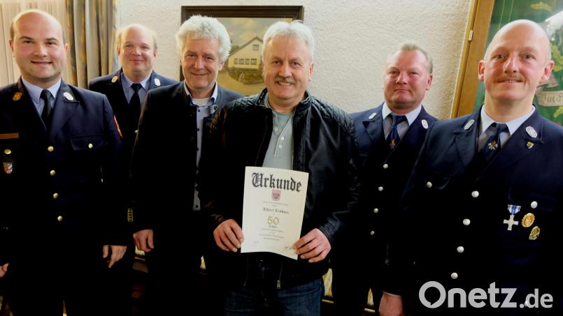 Die 50-jährige Mitgliedschaft von Albert Lindner wurde mit Ehrenurkunde ausgezeichnet. Von links: Kreisbrandrat Marco Saller, Kreisbrandmeister Alexander Klettner, Bürgermeister Robert Lindner, Jubilar Albert Lindner, Vorsitzender Harald Kick und Kommandant Bernhard Einweg. Bild: le