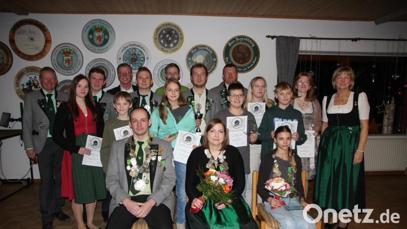 Die Hüttenschützen Massenricht küren ihre neuen Würdenträger und Vereinsmeister (sitzend, von links): Schützenkönig Tobias Schmidl, Liesl Kathrin Wisneth und Jugendkönigin Lotta Gebhardt, dahinter Bürgermeister Hermann Falk (Vierter von links). Bild: Valentin Rumpler/exb