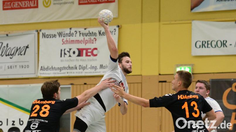 Fabian Szameitat (Mitte/Szene aus dem Spiel gegen Amberg) brachte die HSG in Führung, danach ging weiden unter. Bild: ham