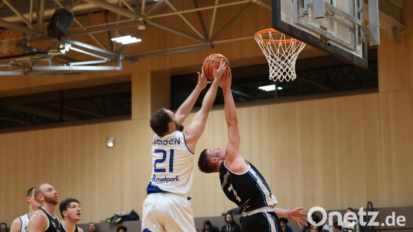 Der Weidener Jacob Christmann (Nummer 21) geht zum Korb: Der Turnerbund entschied das Heimspiel gegen die Dukes Dingolfing mit 84:76 für sich. Bild: Dieter Jäschke
