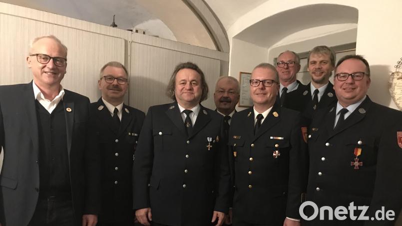 Ehrungen stehen an bei der Jahreshauptversammlung der Feuerwehr Kötzersricht (von links): Bürgermeister Bernhard Lindner, Kreisbrandmeister Thomas Wiesent, Zweiter Vorsitzender Josef Erras, Ehrenkreisbrandrat Fredi Weiß, Kreisbrandrat Christof Strobl, Erster Kommandant Martin Weiß, Zweiter Kommandant Christian Graf und Vorsitzender Franz-Josef Rauch.