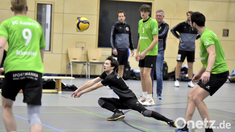 Libero Tobi Keimer (bei der Annahme/Szene aus dem Hinspiel gegen Dachau) wechselte im Rückspiel auf die Libero-Position. Archivbild: Hubert Ziegler
