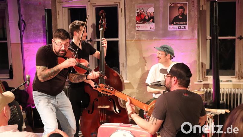 Django 3000 mischen sich im Seidelsaal unters Publikum. Vom ersten Ton an geben (von rechts) Kamil Müller, Jojo Vogt, Korbinian Kugler und Florian R. Starflinger alles. Bild: cog