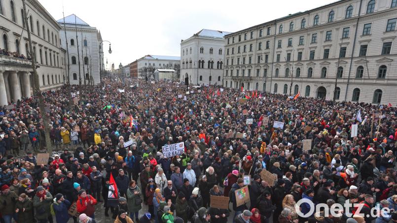 Menschen demonstrieren am 21. Januar in München gegen Rechtsextremismus. Bild: Karl-Josef Hildenbrand, dpa