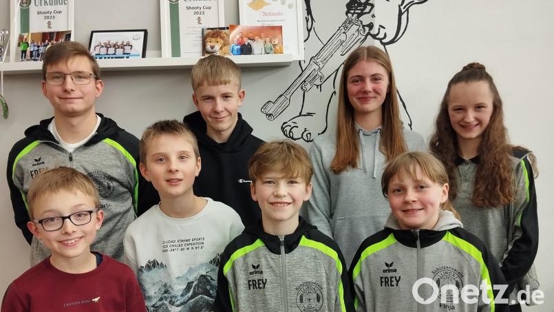 Das Foto zeigt die erfolgreichen Teilnehmer der Gaumeisterschaft vom Schützenverein &quot;Linda&quot; Mähring. In der hinteren Reihe (von links) stehen Florian Beer, Maximilian Schmeller, Vanessa Kaiser, und Amelie Müller. In der vorderen Reihe (von links) sind Luis Dill, Johannes Schmeller, Alexander Müller und Finja Preisinger. Bild: Schützenverein &quot;Linda&quot; Mähring/exb