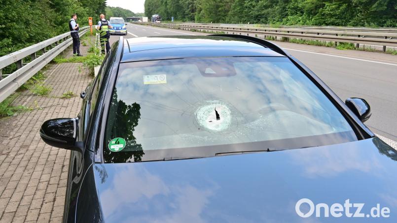 Bei Hersbruck auf der B14 hat ein Stein die Windschutzscheibe eines Autos springen lassen. Symbolbild: Axel Vogel/dpa