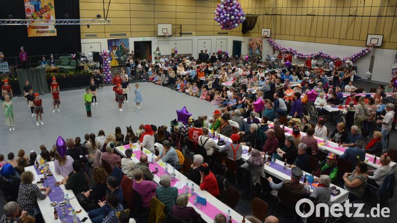 Rund 800 Besucher waren zum 44. Seniorennachmittag in die Mitterteicher Mehrzweckhalle gekommen. In dieser Szene stand die Jugendschautanz-Gruppe des Mitterteicher Gaudiwurms auf der Bühne. Bild: jr
