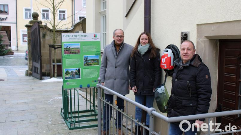 Im Innenhof des Rathauses in Kemnath befindet sich ein neuer automatischer Defibrillator (AED). Damit können Ersthelfer auch ohne medizinische Kenntnisse Leben retten. Das Bild zeigt (von links) Bürgermeister Roman Schäffler sowie die Ersthelfer-Verwaltungsmitarbeiterin Magdalena Kirschbauer und Verwaltungsmitarbeiter sowie Kommandant der Kemnather Feuerwehr Peter Denz. Bild: Stadt Kemnath/exb