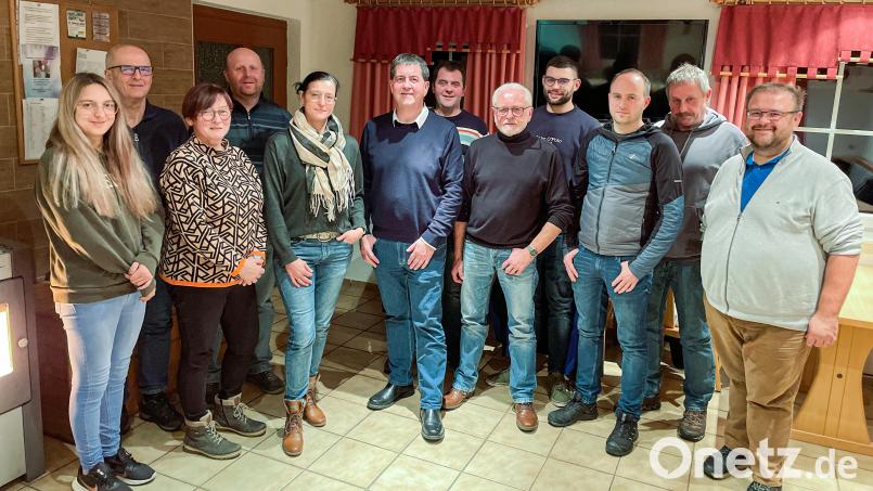 Das Organisationsteam für den historischen Erntedankzug der Pfarrei Kastl: (von links) Lisa Schleicher, Rudi Stahl, Elisabeth Merkl, Martin Stangl, Tanja Steinkohl, Arno Stahl, Martin Wöhrl, Max Kirchberger, Patrick Schleicher, Lukas Haberkorn, Roland Wagner und Bürgermeister Hans Walter. Bild: exb