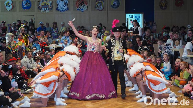 Im Können ist kein Unterschied zu den Großen zu sehen. Bereits der Nachwuchs des Neustädter Faschingsvereins wurde mit allen Ehren in der Halle empfangen. Bild: krb