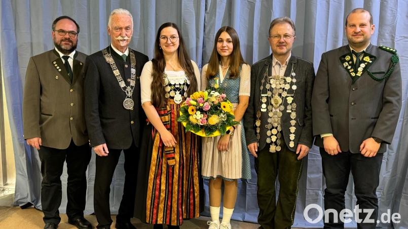 Das Bild zeigt (von links) Andreas Michl, Schützenmeister vom Gau Armesberg, Franz Brunner, Präsident des Oberpfälzer Schützenbundes, Dritte Landesschützenliesl Maria Kausler, Landesjugendkönigin Eva Merkl, Gauschützenkönig Bernd Bauer und den stellvertretenden Sportleiter Gau Armesberg, Florian Trassl. Bild: rwo
