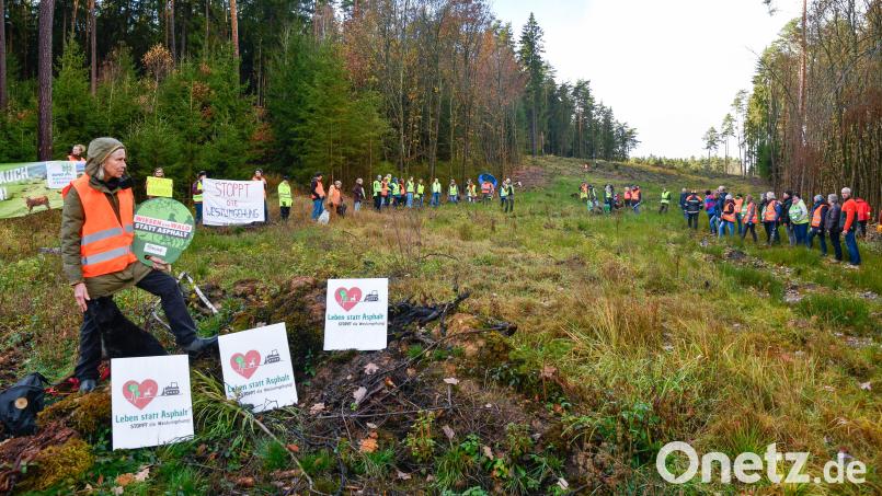 Die IG „Leben statt Asphalt“ machte mit einer „Menschenkette gegen Flächenfraß“ auf der Trasse der Westumgehung Kümmersbruck im November auf die Zerstörung der Natur aufmerksam. Am 28. Januar werden oberhalb von Grammer Laternenlichter für mehr Klimaschutz, Biodiversität und weniger Straßenbau entzündet. Bild: Petra Hartl