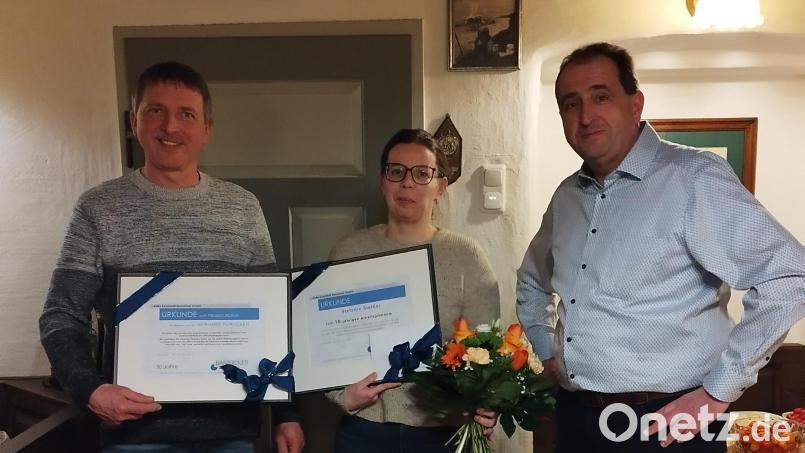Ehrungen gab es bei der Firma Kunststoff Banrucker Wintergartenbau. Firmenchef Stefan Banrucker (rechts) dankte Gerhard Purucker (links) und Stefanie Steiner für deren Betriebszugehörigkeit. Bild: Banrucker GmbH/exb