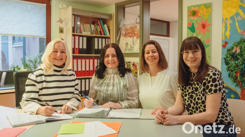 Silvia Markowski (links), die Leiterin des Kinderhauses Kunterbunt, geht im Juni dieses Jahres in den Ruhestand. Ihre bisherige Stellvertreterin Maria Üblacker (Zweite von links) wird dann die Gesamtleitung übernehmen, Christina Sladky (Zweite von rechts) und Anja Hecht (rechts) werden ihre Stellvertreterinnen. Christina Sladky bleibt aber auch weiterhin Leiterin des Kindergartens und Anja Hecht Leiterin der Krippe. Bild: Susanne Forster