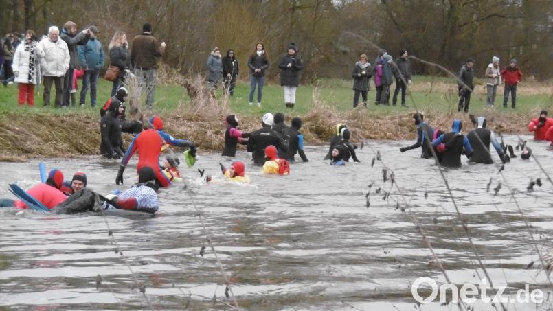 Mit viel Spaß geht es beim Vilsschwimmen für zwei Kilometer ins sechs Grad kalte Wasser. Archivbild: mma