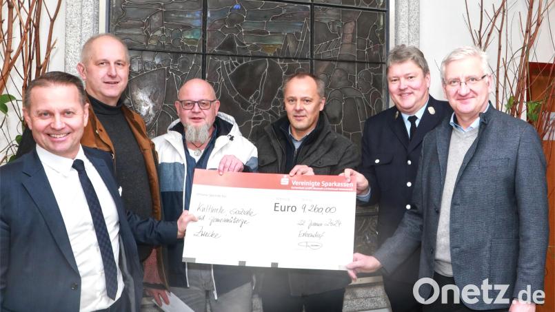 Sparkassen-Vorstandsvorsitzender Gerhard Hösl (von links) überreichte einen Scheck für die Erbendorfer Vereine. Darüber freuten sich Heimatpflegevereinsvorsitzender Jochen Neumann, Stadtkapellmeister German Martetschläger, Stefan Klamt vom TSV Erbendorf, Feuerwehrkommandant Bernhard Schmidt und Bürgermeister Johannes Reger. Bild: Jochen Neumann/exb